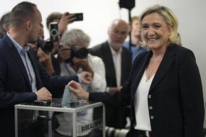 
Французите гласуваха масово на ключов първи тур от предсрочните парламентарни избори. Те бяха свикани от президента Макрон, който на 9 юни разпусна парламента след като загуби от крайнодясната формация "Национален сбор" на изборите за Европарламент.