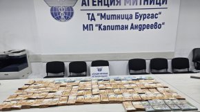 Недекларирана валута за близо 1 115 000 лева откриха митнически служители на МП "Капитан Андреево" при проверка на автобус, излизащ от България.