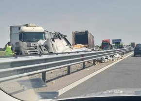 Катастрофа между два тежкотоварни автомобила ограничава движението при 159-и километър на автомагистрала "Тракия", съобщиха от Областната дирекция на МВР в Стара Загора.