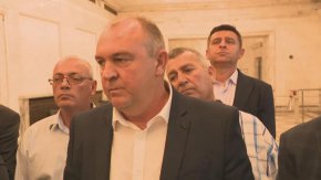 "Мисля, че всички вече знаем областният съвет на ДПС сне доверието към г-н Аталай като народен представител и го призовахме да напусне парламентарната група. Това е искане на пловдивска област", заяви Юксел Расим - ръководител на ДПС-Пловдив.