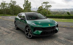 Lotus, традиционно известен със своите леки спортни автомобили, пуска на пазара нов модел, който бележи значителна промяна в сравнение с обичайните му предложения.