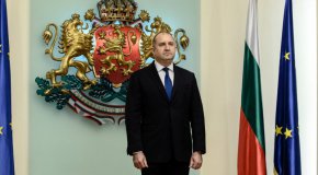 Българският президент заявява още, че единствено работейки съвместно в рамките на съюзническите отношения, може да се противодейства на множеството кризи и предизвикателства, които заплашват да подкопаят регионалната и глобалната сигурност и просперитет.
