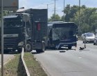 Тир блъсна автобус от градския транспорт в Бургас, има пострадали