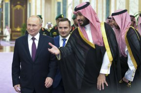 Престолонаследникът на Саудитска Арабия Мохамед бин Салман посреща руския президент Владимир Путин в Рияд, 06 декември 2023 г.