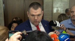 Председателят на ДПС Делян Пеевски отхвърли твърденията на другия председател - Джевдет Чакъров, че е бил заплашван