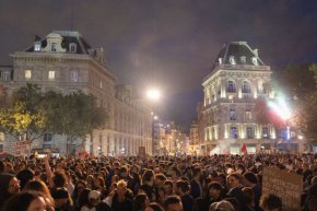 Хора в Париж празнуват след втория тур на парламентарните избори във Франция в неделя.Фотограф: Нейтън Лейн/Блумбърг