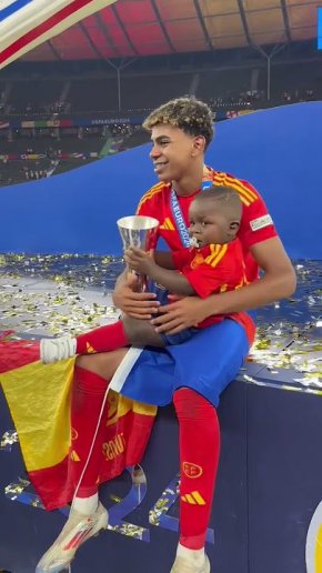 Детето чудо на испанския футбол поигра с малкото си братче 