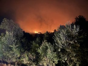 Чакаме помощ от Чехия и Румъния за овладяване на бедствието. Това каза вътрешният министър Калин Стоянов на брифинг в Стара Загора, където втори ден бушува огромен пожар с периметър от 12 км.
