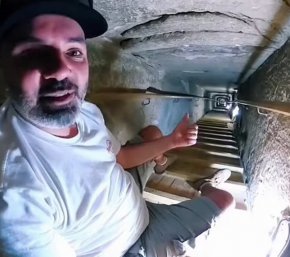 Омагьосващо пътешествие през ОСОБЕНО тесните тунели до сърцето на египетска пирамида