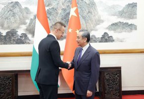 Унгарският министър на външните работи и търговията Петер Сиярто (дясно) и старши китайски дипломат Уан И заеха място за разговори по време на среща в Будапеща, Унгария, на 20 февруари 2023 г.