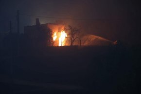 Огромният пожар, който изпепели село Воден в Ямболско снощи се пренасочи към село Крайново. Там огънят изпепели 15 къщи
