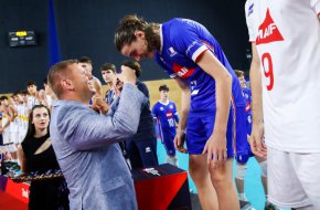   Зам.-министър Младенов награди европейския шампион по волейбол за мъже под 18 години