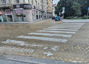 Боята на пешеходната пътека на жълтите павета при градинката Кристал не успя да се задържи и една седмица, става ясно от снимка на My Sofia.