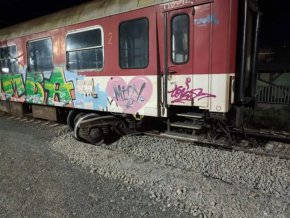 Бързият влак София - Варна е дерайлирал в района на гара Своге