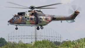 Хеликоптер започна гаси горящите складове край Елин Пелин