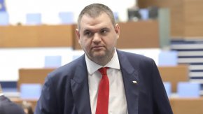 
Делян Пеевски заяви, че Румен Радев подготвя терена за своята "малка тайна партийка", която да влезе в парламента на следващите избори и да "му топли мястото", докато му изтече мандатът, тъй като "го е страх" да слезе от поста си сега.