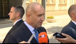 
Държавният глава коментира и твърденията на Пеевски, че заедно с ПП-ДБ организира сваляне на председателя на парламента Рая Назарян