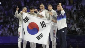 Отборът на Република Корея направи невероятната втора защита на олимпийската титла по фехтовка в дисциплината сабя за мъже (отборно). Корейците станаха първи през 2012-а година в Лондон, четири години по-късно турнир в техния спорт нямаше. След нови четири години те станаха първи в Токио, побеждавайки състава на Италия