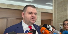 "Българският президент е в пълна зависимост от един селски кръчмар", заяви председателят на ДПС Делян Пеевски.