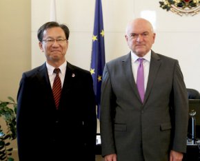 Димитър Главчев по време на срещата му с посланика на Япония Хисаши Мичигами