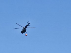 Хеликоптер на ВВС отново гаси в планината Славянка 