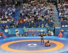 Фумита успокоява загубилия полуфинал от него киргиз