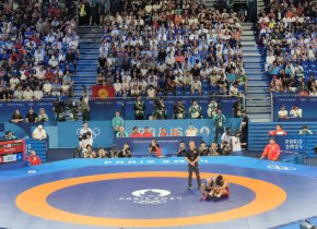 Фумита успокоява загубилия полуфинал от него киргиз