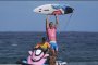 Каули Вааст от Франция празнува след спечелването на златния медал в състезанието по сърф на Летните олимпийски игри през 2024 г., понеделник, 5 август 2024 г., в Теахупо'о, Таити. (AP Photo/Gregory Bull)