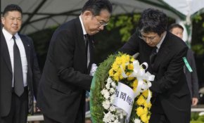 Японският министър-председател Фумио Кишида се подготвя да положи венец пред кенотафа, посветен на жертвите на атомната бомбардировка | Снимка: AP......
