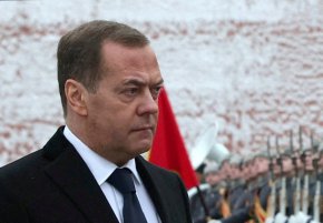 
Русия трябва да отговори на опита на Киев да нахлуе в Курска област, като завземе земите, които Москва понастоящем признава за украински, предложи бившият президент Дмитрий Медведев.