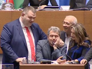 Финалът на 3-мес. парламент: Фото на нощта