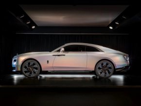 Rolls-Royce Spectre Lunaflair разполага с боя, променяща цвета си