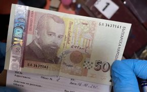 Трима души са създали "суперфалшификат" на 500-еврова банкнота в Шумен 