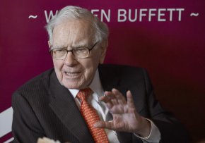 Уорън Бъфет разполага с над 325 милиарда долара в брой, докато Berkshire Hathaway продължава да продава акции на Apple