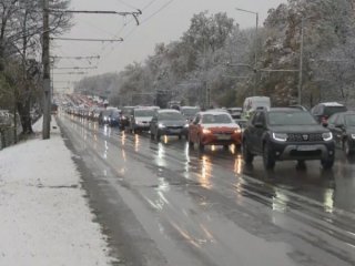 Километрични задръствания заради снега в столицата 