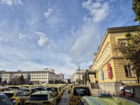   Таксиджиите допожълтиха жълтите павета, но защо протестираха там, а не пред застрахователите за ... застраховка