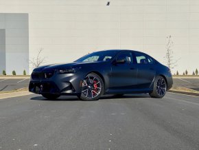 2025 BMW M5 демонстрира различни индивидуалности