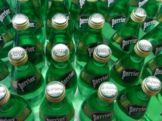   Perrier на Nestle пак с фекалии - опасен за здравето: Френската здравна агенция