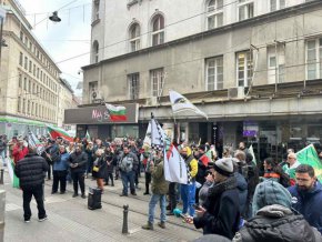 Таксиметрови шофьори излязоха на протест за втори път заради Гражданската отговорност