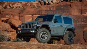 2025 Jeep Wrangler V-6 запазва ръчната скоростна кутия, но отново получава автоматична