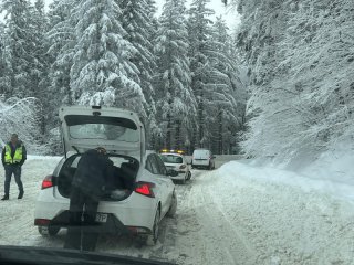 Втори ден транспортен хаос и закъсали коли на Витоша