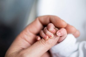 В 00:02 часа проплака първото бебе за годината в Благоевград 