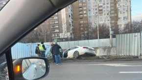  Кола падна в изкоп на метрото в София