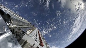 Скок на приходите на Starlink, но политическата активност на Илон Мъск застрашава бизнеса