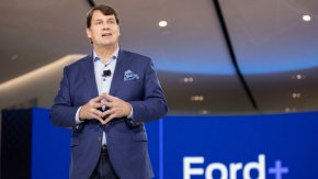 Изп. директор на Ford обвини Тръмп за „хаоса“ в автомобилната индустрия на САЩ 