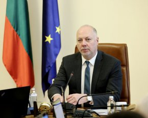 Премиерът разпореди 24-часово наблюдение на пътната обстановка заради снега 