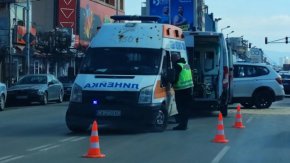 Трима души са в болница, след като кола блъсна линейка в София