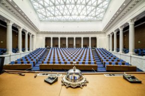 
Ангелов заподзря, че целта на поредицата процедури, на реплики и дуплики е да се осуети приемането на държавния бюджет и иронично отбеляза, че едва 27 депутати от "Възраждане" са гласували въпреки многочасовия дебат, а лидерите на партията не са били в залата.