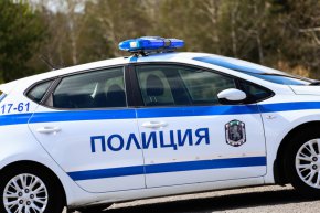 С полицейска заповед е задържан 24-годишният водач. 18-годишната пътничка е съобщила, че насилствено е качена в неговия автомобил.