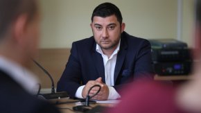Оказа се, че се работи точно на парче, ремонтът на ремонта продължава, визия няма за нищо, а в общинската администрация цари хаос, тежка некомпетентност и смърди на тежка корупция по върховете на администрацията.

